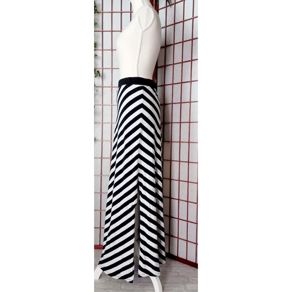 Calvin Klein Performance | Women's Slit Side Chevron Print Workout Maxi Skirt - Picture 3 of 15
